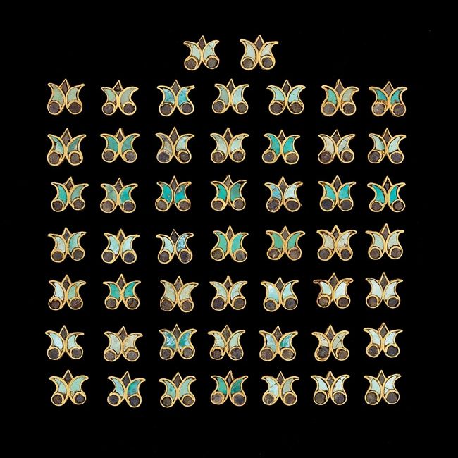 Appliqu&eacute;s in the shape of lotuses