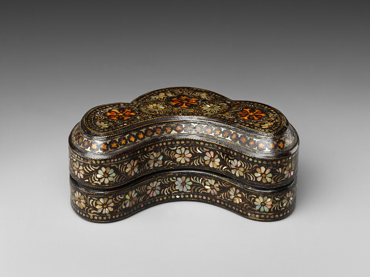 Trefoil-shaped covered box with decoration of chrysanthemums
, Lacquer inlaid with mother-of-pearl and tortoise shell over pigment and brass wire, Korea